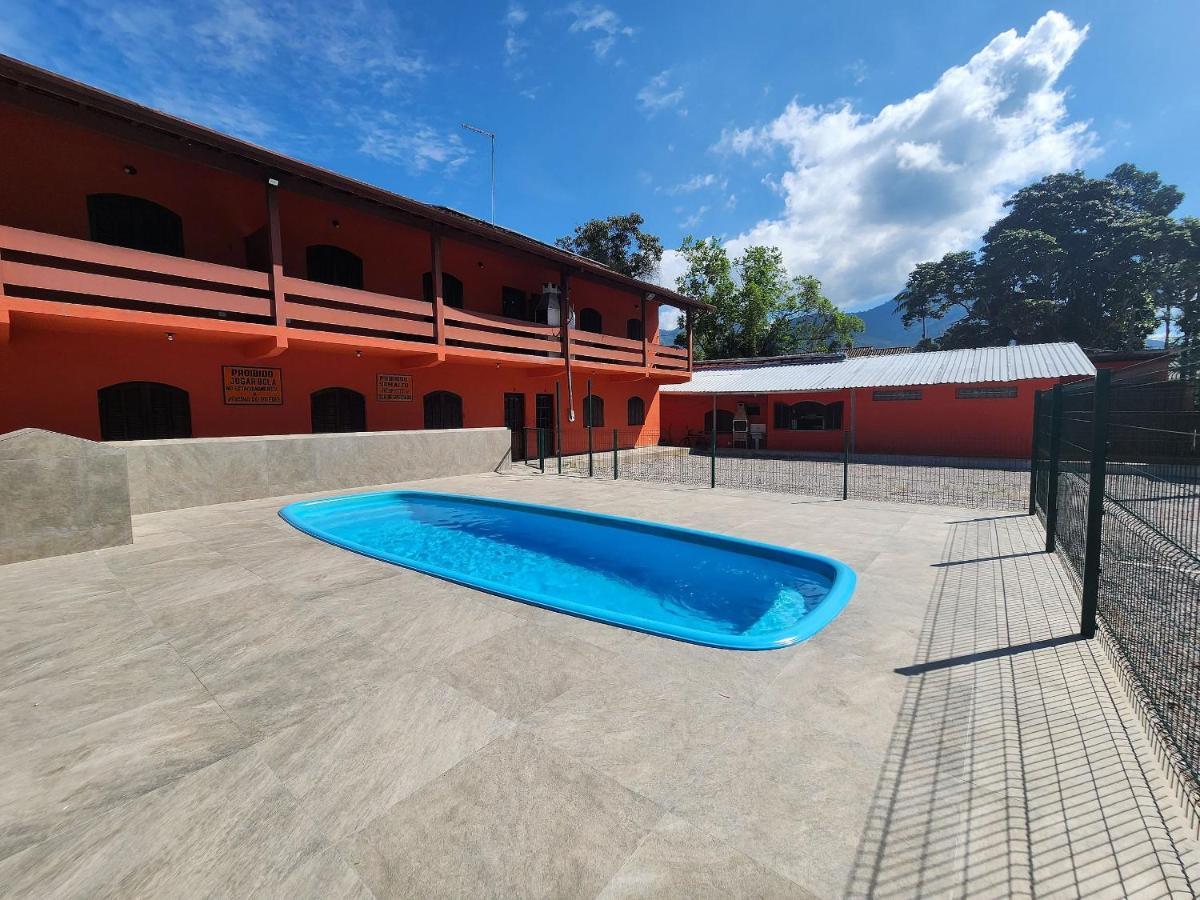 Maranduba Beachside Kitnet: Poolside Retreat With Ac & Wi-fi