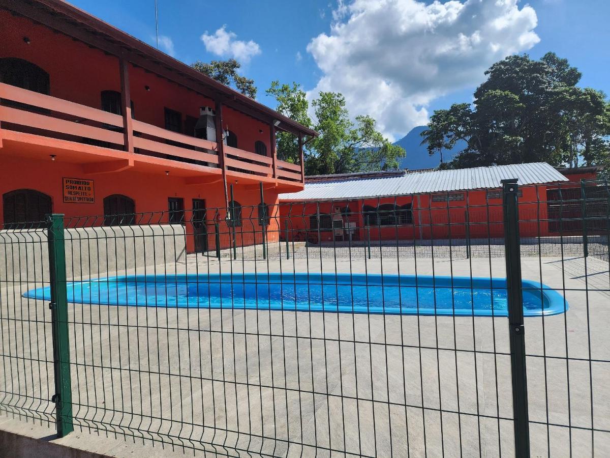 Maranduba Beachside Kitnet: Poolside Retreat With Ac & Wi-fi